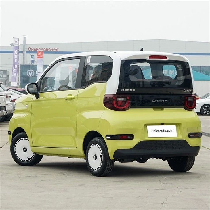 QQ Ice Cream 205 km  Mini Hatchback
